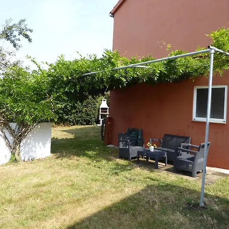 Acogedora De 165 M2 En Ajardinada Totalmente Cerrada De 600 M2